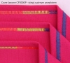 Renderka Janome CP3000P z widocznymi ściegami na różowym materiale. Na zdjęciu trzy różne ściegi z górnym przeplotem w kolorach: pomarańczowym, żółtym i niebieskim, ukazujące różnorodność wzorów i technik szycia.