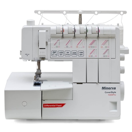 Renderka Minerva CS1000 Pro w kolorze białym, z widocznymi pokrętłami do regulacji oraz oznaczeniami na panelu. Widok z boku, pokazujący igłę, stopkę oraz stół. Zawiera funkcje takie jak Differential Feed oraz LED light.