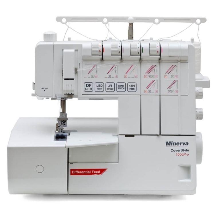 Renderka Minerva CS1000 Pro w kolorze białym, z widocznymi pokrętłami do regulacji oraz oznaczeniami na panelu. Widok z boku, pokazujący igłę, stopkę oraz stół. Zawiera funkcje takie jak Differential Feed oraz LED light.