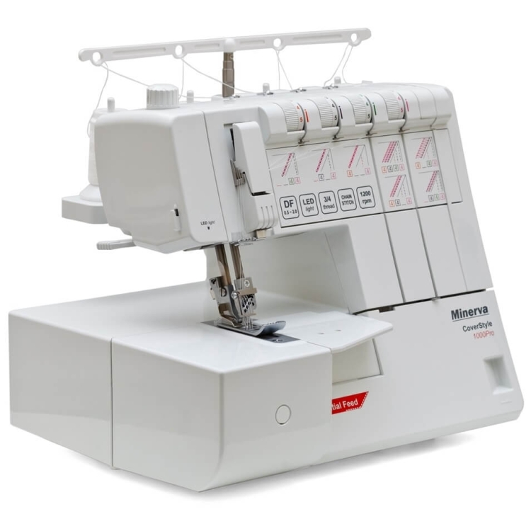 Renderka Minerva CS1000 Pro w kolorze białym, z widocznymi pokrętłami i oznaczeniami na panelu sterującym. Maszyna stoi na płaskiej powierzchni, z widoczną stopką i igłą. Oświetlenie LED ułatwia pracę. W zestawie dodatkowe akcesoria.