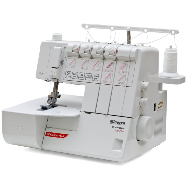 Renderka Minerva CS1000 Pro w kolorze białym, z widocznymi pokrętłami i wyświetlaczem. Maszyna ma różne funkcje szycia, w tym łańcuszkowe, oraz możliwość szycia z różnymi rodzajami nici. W zestawie biały szpulka. Ujęcie z boku, na białym tle.