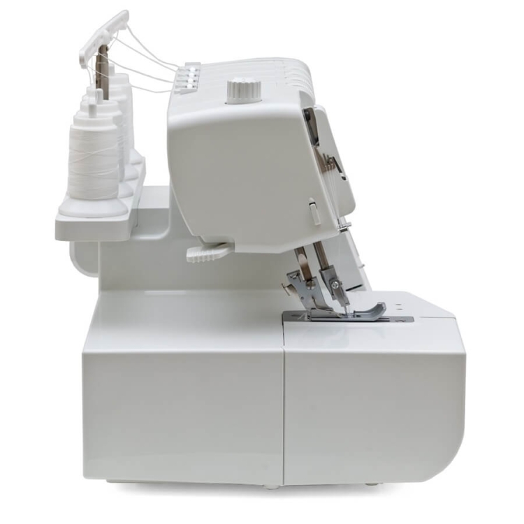 Renderka Minerva CS1000 Pro w kolorze białym, widoczna z boku. Posiada cztery szpule białej nici na stojaku, metalowe elementy do szycia oraz pokrętło regulacji. Produkt leży na płaskiej powierzchni, z wyraźnym widokiem na mechanizm szyjący.