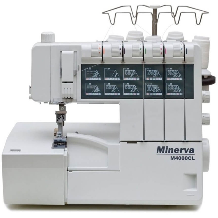 Coverlok Minerva M4000CL w kolorze białym, z funkcją renderki. Widoczny ekran z instrukcjami szycia, pięć białych szpul nici. Maszyna stojąca, z widocznym mechanizmem szyjącym z przodu. W zestawie dodatkowe akcesoria.