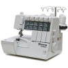 Coverlok Minerva M4000CL to overlock w kolorze białym z funkcją renderki. Widoczne pokrętła do regulacji, panele z instrukcjami szycia oraz miejsce na szpule z nicią. Urządzenie stoi na płaskiej powierzchni, z wyraźnym logo Minerva.