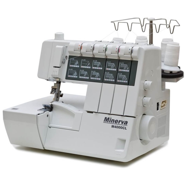 Coverlok Minerva M4000CL to overlock w kolorze białym z funkcją renderki. Widoczne pokrętła do regulacji, panele z instrukcjami szycia oraz miejsce na szpule z nicią. Urządzenie stoi na płaskiej powierzchni, z wyraźnym logo Minerva.