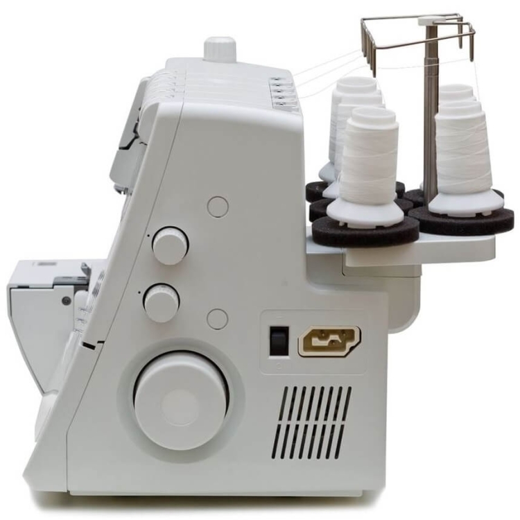Coverlok Minerva M4000CL to overlock w kolorze białym, z widocznymi trzema szpulami białej nici na stojaku. Z boku znajdują się pokrętła do regulacji oraz gniazdo zasilania. Maszyna ma kompaktowy kształt, idealna do szycia i renderowania.