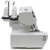 Overlock Coverlok Minerva M4000CL w kolorze białym, z funkcją renderki. Widoczna jest maszyna z pięcioma szpulami nici, umieszczonymi na stojaku. Ujęcie z boku, z widoczną igłą i pedałem. Prosta podstawa, z czytelnymi oznaczeniami na panelu.