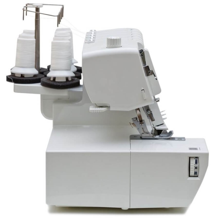 Overlock Coverlok Minerva M4000CL w kolorze białym, z funkcją renderki. Widoczna jest maszyna z pięcioma szpulami nici, umieszczonymi na stojaku. Ujęcie z boku, z widoczną igłą i pedałem. Prosta podstawa, z czytelnymi oznaczeniami na panelu.