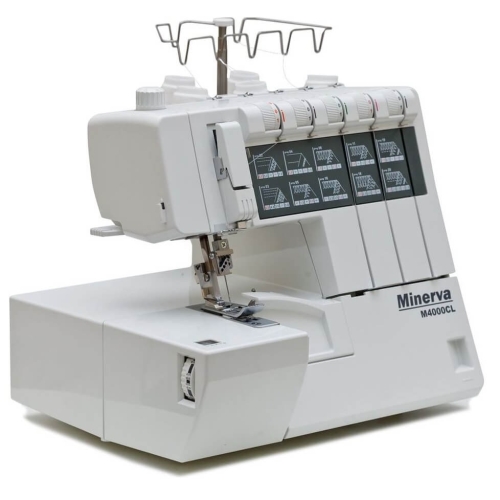 Overlock Minerva M4000CL w kolorze białym z funkcją renderki. Z przodu widoczne pokrętła do regulacji oraz panel z graficznymi instrukcjami. Maszyna stoi na płaskiej powierzchni, z widoczną stopką do szycia.