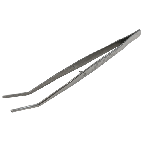 Pęseta do nawlekania nici z ząbkowaną końcówką, zagięta, o długości 15,5 cm. Wykonana z metalu, z teksturowanym uchwytem dla lepszego chwytu. Ujęcie frontalne, ukazujące całą długość narzędzia.