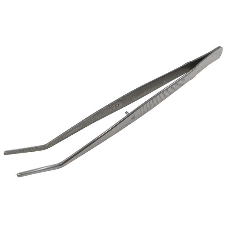 Pęseta do nawlekania nici z ząbkowaną końcówką, zagięta, o długości 15,5 cm. Wykonana z metalu, z teksturowanym uchwytem dla lepszego chwytu. Ujęcie frontalne, ukazujące całą długość narzędzia.