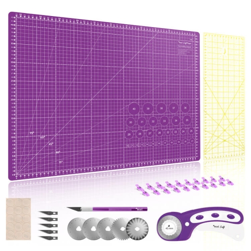 Zestaw do cięcia i krojenia TEXI CRAFT PURPLE zawiera fioletową matę o wymiarach 60 x 45 cm, żółtą linijkę, nożyk obrotowy, ostrza, marker oraz klipsy. Matę zdobią siatka pomiarowa, a nożyk ma ergonomiczny uchwyt.