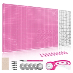 Zestaw do cięcia i krojenia TEXI CRAFT PINK, rozmiar 60 x 45 cm. Zawiera różową matę z siatką, narzędzie do cięcia z obrotowym ostrzem, linijkę, noże, klipsy oraz naklejki. Elementy ułożone na białym tle, prezentujące akcesoria do kreatywnego rzemiosła.