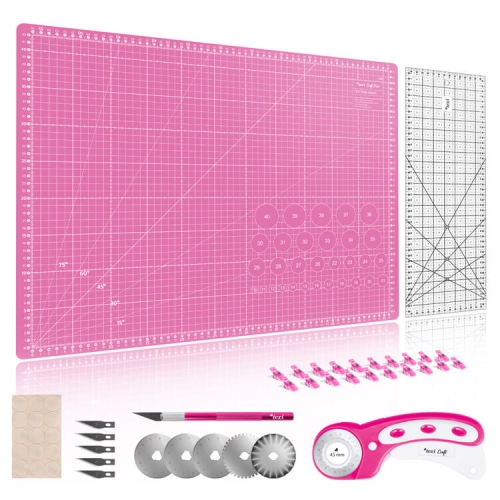 Zestaw do cięcia i krojenia TEXI CRAFT PINK, rozmiar 60 x 45 cm. Zawiera różową matę z siatką, narzędzie do cięcia z obrotowym ostrzem, linijkę, noże, klipsy oraz naklejki. Elementy ułożone na białym tle, prezentujące akcesoria do kreatywnego rzemiosła.