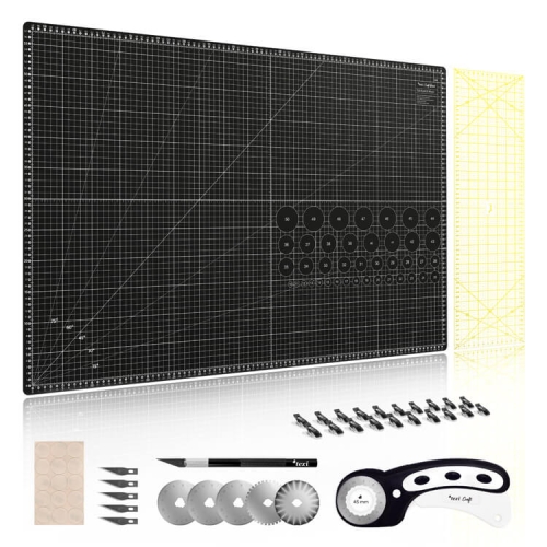 Zestaw do cięcia i krojenia TEXI CRAFT BLACK zawiera matę o wymiarach 90 x 60 cm w kolorze czarnym z siatką, nożyk krążkowy, ostrza, linijki oraz akcesoria montażowe, umieszczone na jasnym tle.