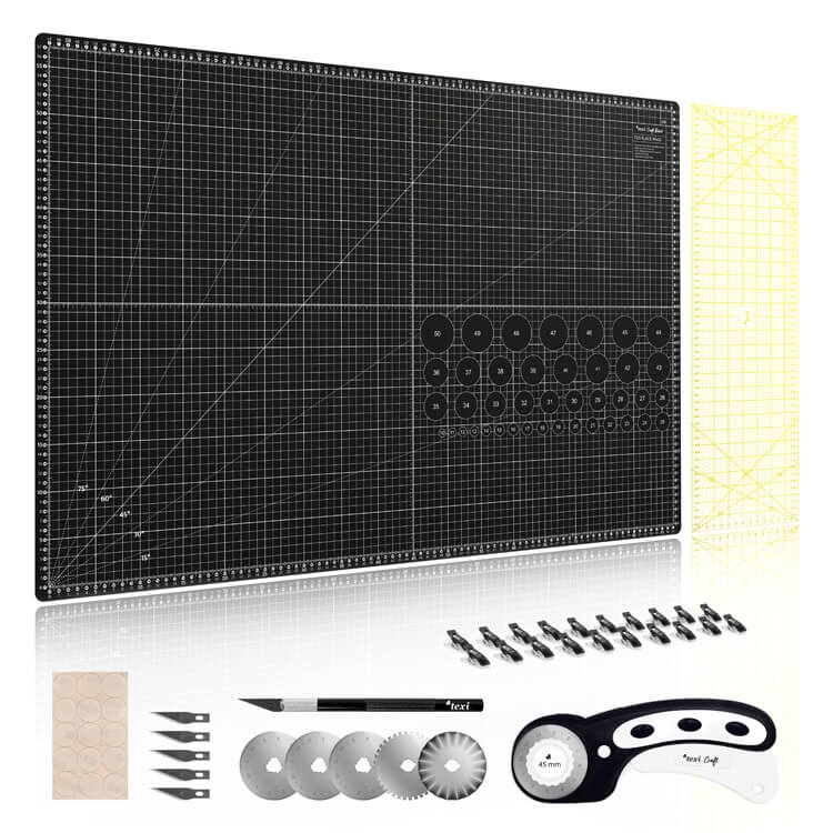 Zestaw do cięcia i krojenia TEXI CRAFT BLACK zawiera matę o wymiarach 90 x 60 cm w kolorze czarnym z siatką, nożyk krążkowy, ostrza, linijki oraz akcesoria montażowe, umieszczone na jasnym tle.