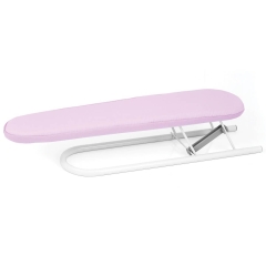 Rękawowy prasulec TEXI SLEEVE BUCK o długości 52 cm, z różowym pokryciem, na białej metalowej podstawie. Produkt leży poziomo, z widoczną prostokątną powierzchnią do prasowania, idealny do wygodnego prasowania rękawów i innych wąskich elementów odzieży.