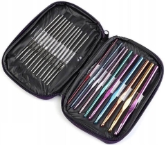 Zestaw 22 szydełek w etui z czarnej tkaniny. W zestawie różnokolorowe szydełka: srebrne, złote, purpurowe i niebieskie, o różnych rozmiarach. Szydełka ułożone w dwóch rzędach, z wyraźnymi oznaczeniami rozmiarów obok każdego.