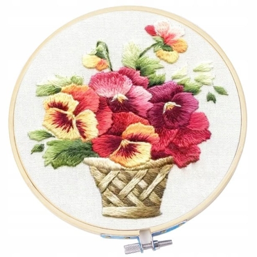 Tamborki bambusowe do haftu ręcznego w zestawie 4 sztuk (10, 15, 20, 25 cm) z haftowanym bukietem kwiatów w koszyku. Widok frontalny, produkt leżący na białym tle, z widoczną teksturą materiału i detalami haftu.