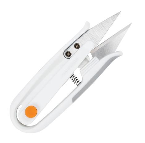 Obcinaczki do nitek Fiskars 1059562 w kolorze białym z pomarańczowym przyciskiem. Narzędzie z dwiema ostrymi, stalowymi ostrzami i osłoną, otwierane sprężynowo, leżące na białym tle. Idealne do precyzyjnego cięcia nici.