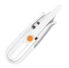 Obcinaczki do nitek Fiskars 1059562 w kolorze białym z pomarańczowym przyciskiem. Posiadają osłonę ostrzy, mają ergonomiczny kształt i są zamknięte w pozycji leżącej. Wykonane z tworzywa sztucznego, idealne do precyzyjnego cięcia nici.