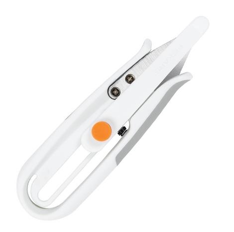 Obcinaczki do nitek Fiskars 1059562 w kolorze białym z pomarańczowym przyciskiem. Posiadają osłonę ostrzy, mają ergonomiczny kształt i są zamknięte w pozycji leżącej. Wykonane z tworzywa sztucznego, idealne do precyzyjnego cięcia nici.