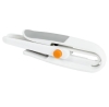 Obcinaczki do nitek Fiskars 1059562 w kolorze białym z szarymi detalami. Produkt zamknięty, z widoczną pomarańczową blokadą. Ergonomiczny kształt ułatwiający cięcie, z osłoną na ostrza. Idealny do precyzyjnego przycinania nitek.