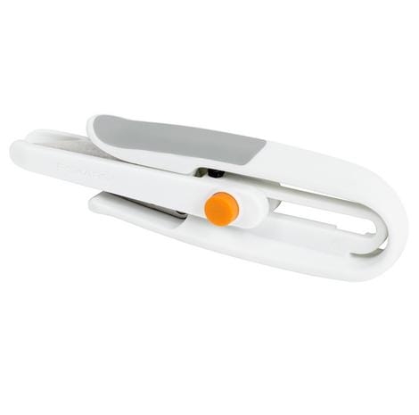 Obcinaczki do nitek Fiskars 1059562 w kolorze białym z szarymi detalami. Produkt zamknięty, z widoczną pomarańczową blokadą. Ergonomiczny kształt ułatwiający cięcie, z osłoną na ostrza. Idealny do precyzyjnego przycinania nitek.