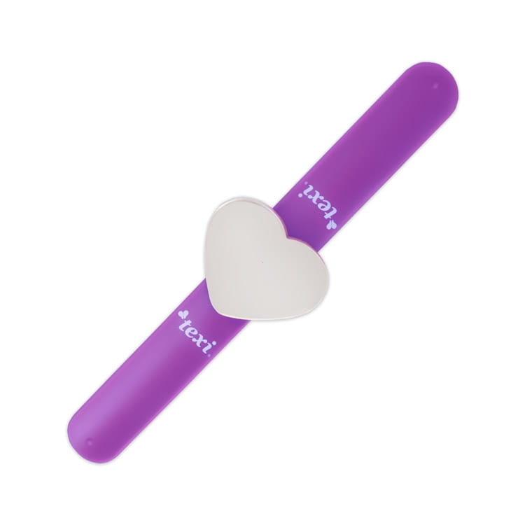 Bransoletka magnetyczna TEXI LOVE PURPLE w kolorze fioletowym, z białym sercem jako elementem centralnym. Stojąca, z wyraźnym logo texi na pasku. Umożliwia łatwe przechowywanie igieł i szpilek.
