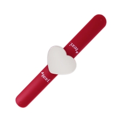 Bransoletka magnetyczna do igieł i szpilek TEXI LOVE RED w intensywnym czerwonym kolorze, z białym sercem w centralnej części. Produkt leży poziomo, z logo texi widocznym na pasku. Idealna do przechowywania małych akcesoriów krawieckich.
