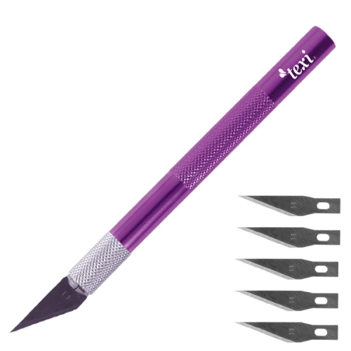 Nóż modelarski TEXI 4107 w kolorze fioletowym z metalowym uchwytem i fakturą. W zestawie 5 wymiennych ostrzy o precyzyjnym kształcie. Produkt ukazany w pozycji stojącej, z widocznymi ostrzami obok.