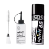Zestaw do czyszczenia maszyny do szycia zawiera pędzelek, oliwiarkę z olejem wazelinowym (100 ml) oraz sprężone powietrze w sprayu. Elementy są ułożone obok siebie na jednolitym tle, co podkreśla ich funkcjonalność i przeznaczenie.