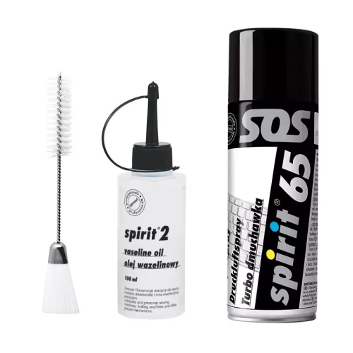 Zestaw do czyszczenia maszyny do szycia zawiera pędzelek, oliwiarkę z olejem wazelinowym (100 ml) oraz sprężone powietrze w sprayu. Elementy są ułożone obok siebie na jednolitym tle, co podkreśla ich funkcjonalność i przeznaczenie.