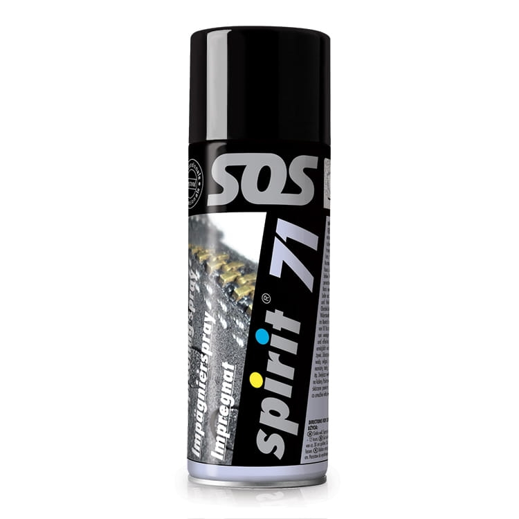 Zestaw do utrzymania czystości w domu zawiera cztery spray''e Spirit. Każdy spray ma czarną metalową butelkę z białymi i kolorowymi napisami. Na etykiecie widoczny jest napis spirit 71 oraz opis produktu. Butelki stoją w pionie na jednolitym tle.