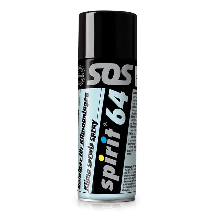 Zestaw do pielęgnacji auta Spirit składa się z czterech sprayów. Na zdjęciu widoczny jest spray w czarnej, błyszczącej butelce z niebieskimi i żółtymi napisami. Produkt ma zakręcaną pokrywkę i jest ustawiony pionowo na białym tle.