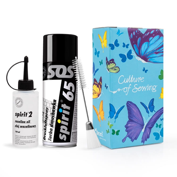 Zestaw do czyszczenia maszyny do szycia składający się z pędzelka, oliwiarki z olejem wazelinowym 100 ml oraz sprężonego powietrza w sprayu. W tle kolorowe opakowanie z motywem motyli i napisami Culture of Sewing.