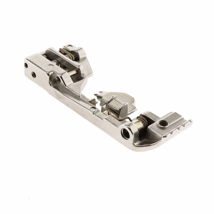 Stopka do ściegu łańcuszkowego do Juki MCS-1500 w kolorze metalicznym, z widocznymi elementami mocującymi i mechanizmem. Ujęcie z boku, ukazujące szczegóły konstrukcji i precyzyjne detale. Idealna do maszyn do szycia, zapewniająca dokładność w pracy.