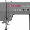 Maszyna do szycia Singer 6805C Heavy Duty w kolorze szarym, z wyraźnym logo SINGER. Widoczne przyciski funkcyjne i oznaczenia na obudowie. Ujęcie z boku, ukazujące igłę i stopkę. Idealna do szycia ciężkich materiałów.