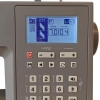 Panel sterujący maszyny do szycia Singer 6805C Heavy Duty z wyświetlaczem LCD, przyciskami do wyboru ściegów oraz regulacji. Widoczne symbole i numery wskazujące ustawienia. Kolor szary obudowy, nowoczesny design.
