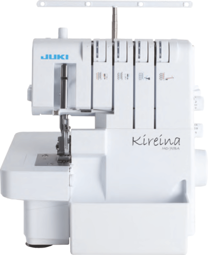 Overlock JUKI MO-70BA 4-nitkowy w kolorze białym, z widocznymi czterema nitkami, umieszczony w pozycji stojącej. Z przodu znajduje się stół roboczy oraz zamek. Na obudowie widoczne logo JUKI oraz nazwa Kireina MO-70BA.
