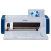 Ploter tnący Brother ScanNCut SDX2250 w kolorze biało-niebieskim, z wyświetlaczem dotykowym i widocznym panelem sterującym. Otwarta komora z rolką tnącą, gotowa do użycia. Produkt z programem i dodatkowymi akcesoriami.