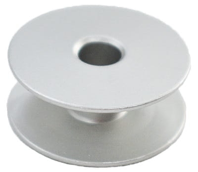 Szpulka aluminiowa do bębenka stebnówki przemysłowej, o okrągłym kształcie, w kolorze srebrnym. Widoczny otwór w centrum oraz gładka powierzchnia. Ujęcie frontalne.