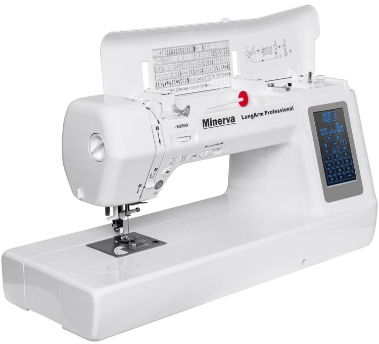 Maszyna do szycia Minerva LongArm Professional w kolorze białym, z dużym, elektronicznym panelem sterującym. Widoczne są przyciski oraz wyświetlacz. Produkt leży na płaskiej powierzchni, z widoczną stopką i igłą.