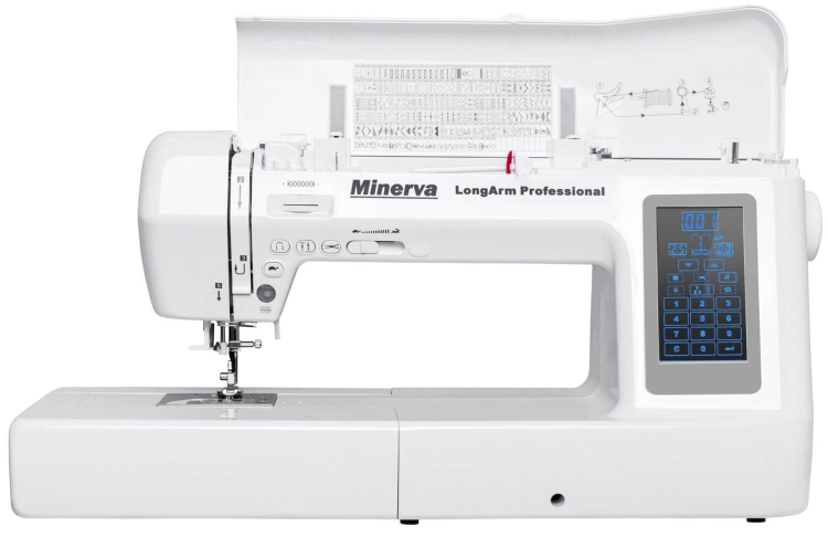 Maszyna do szycia Minerva LongArm Professional w kolorze białym, z elektronicznym panelem sterującym i wyświetlaczem. Widoczne są przyciski funkcji, w tym symboli ściegów. Pod stopką maszyny znajduje się igła, a obok widoczna jest przestrzeń robocza.