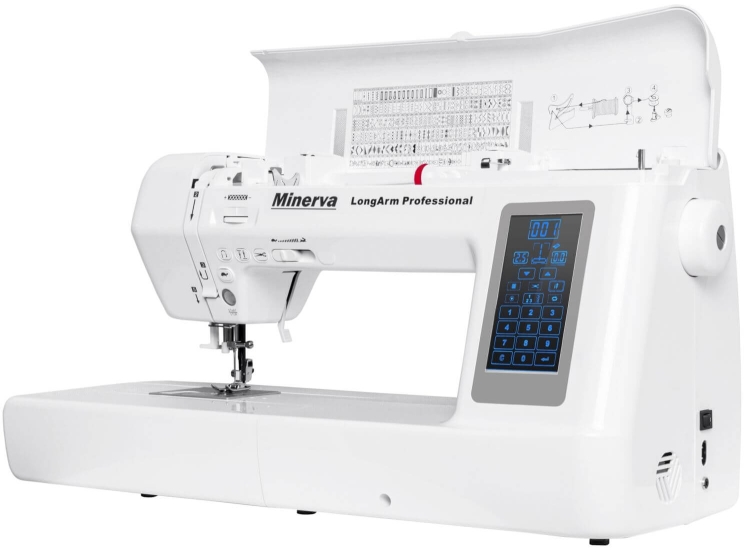 Maszyna do szycia Minerva LongArm Professional w kolorze białym, z dużym polem roboczym. Wyposażona w wyświetlacz LED, przyciski do regulacji oraz bogaty zestaw ściegów na pokrywie. Ujęcie frontalne, prezentujące szczegóły konstrukcji i funkcji.