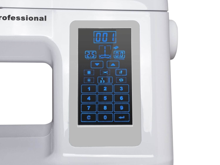 Panel sterujący maszyny do szycia Minerva LongArm Professional, z wyświetlaczem LCD i niebieskimi podświetleniami, zawiera przyciski numeryczne oraz ikonki do wyboru funkcji szycia. Obudowa w kolorze białym, z wyraźnymi napisami.