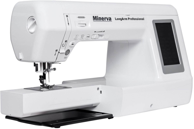 Maszyna do szycia Minerva LongArm Professional w kolorze białym, z dużą powierzchnią roboczą. Widoczny ekran dotykowy, przyciski sterujące oraz igła na płytce ściegowej. Produkt prezentowany z boku, stojący na czarnej podstawie.