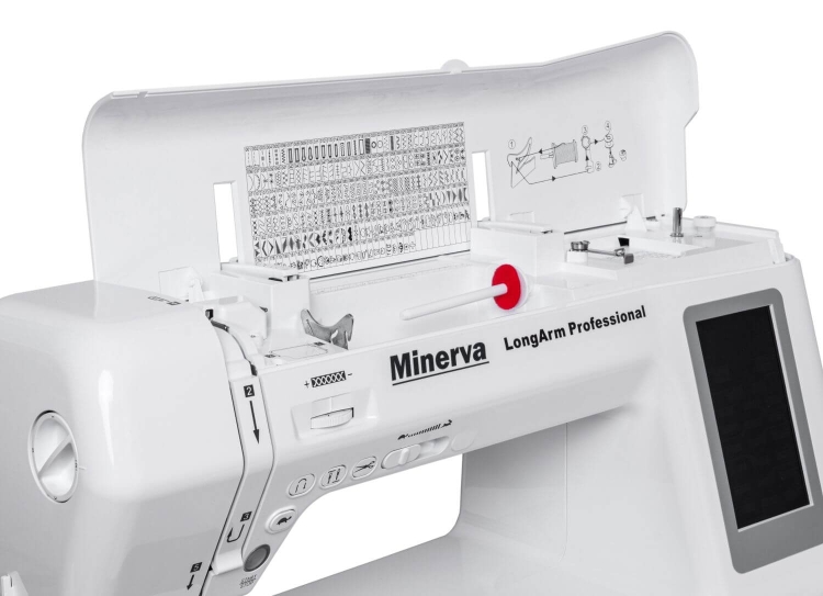 Maszyna do szycia Minerva LongArm Professional w kolorze białym, z widocznym panelem sterującym i instrukcją obsługi. Z przodu znajdują się przyciski oraz logo Minerva. Otwarta pokrywa ukazuje różne wzory ściegów na tabeli.