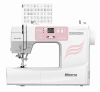 Maszyna do szycia Minerva MC110 PRO w kolorze białym z różowymi akcentami, z cyfrowym wyświetlaczem. Widoczny mechanizm szycia, przyciski do wyboru ściegów oraz instrukcja z wzorami na górze. Produkt stoi w pozycji pionowej.