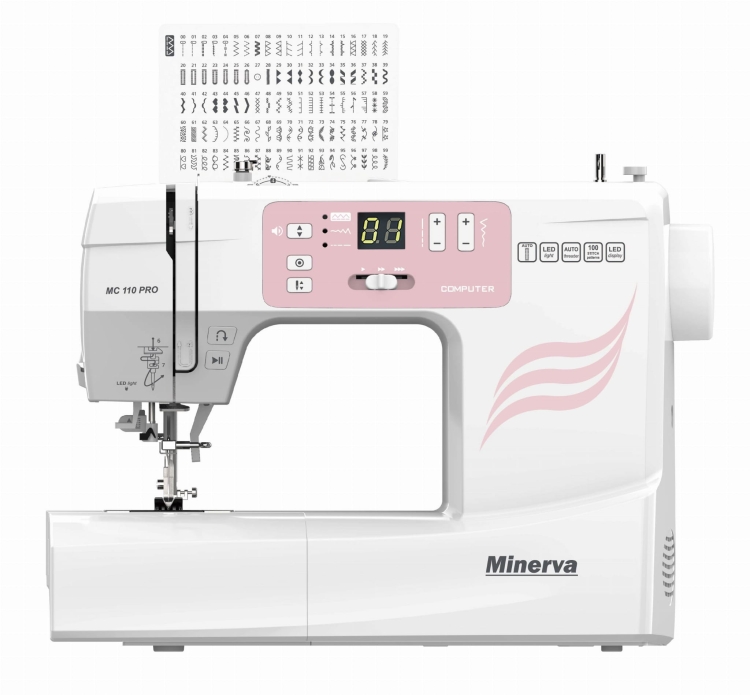 Maszyna do szycia Minerva MC110 PRO w kolorze białym z różowymi akcentami, z cyfrowym wyświetlaczem. Widoczny mechanizm szycia, przyciski do wyboru ściegów oraz instrukcja z wzorami na górze. Produkt stoi w pozycji pionowej.